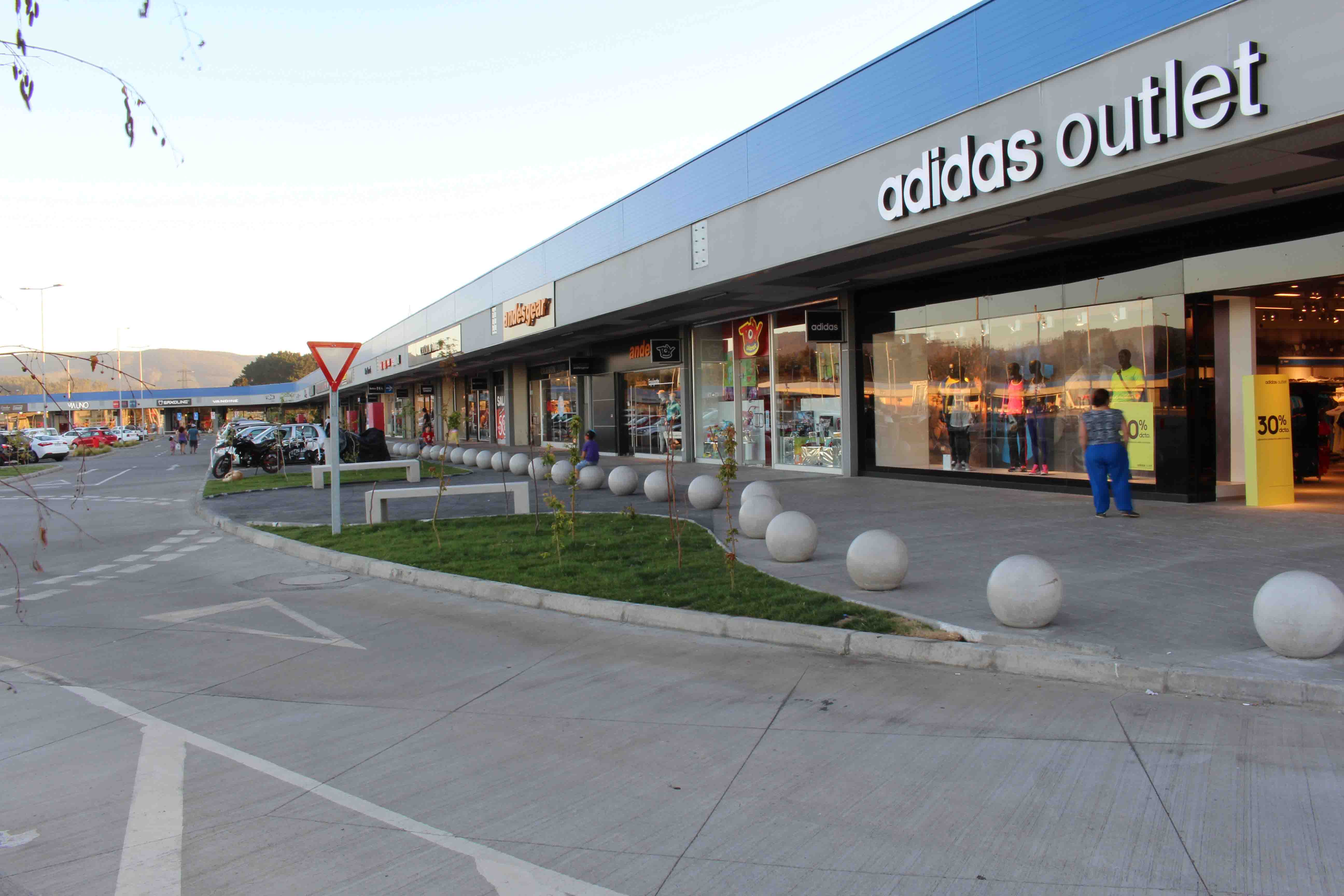 Outlet abre 10 nuevas tiendas y celebra las cien mil visitas al mes