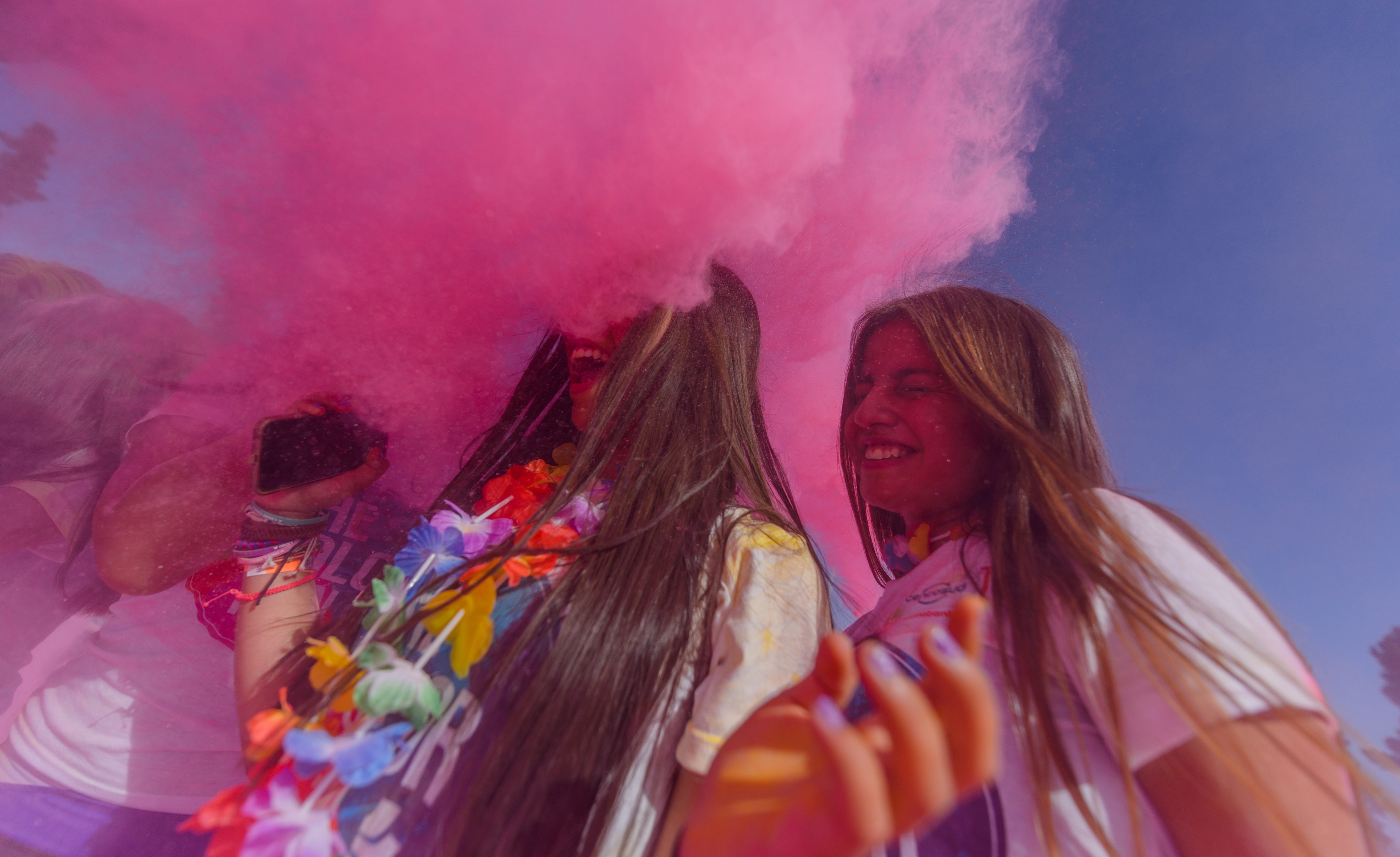 La fiesta de polvos holi llena de color la Plaza de Santiago en el