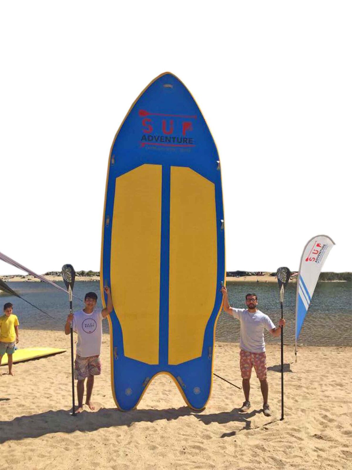 SUP Adventure pasea a turistas en la tabla de Stand Up Paddle más grande del sur de Chile