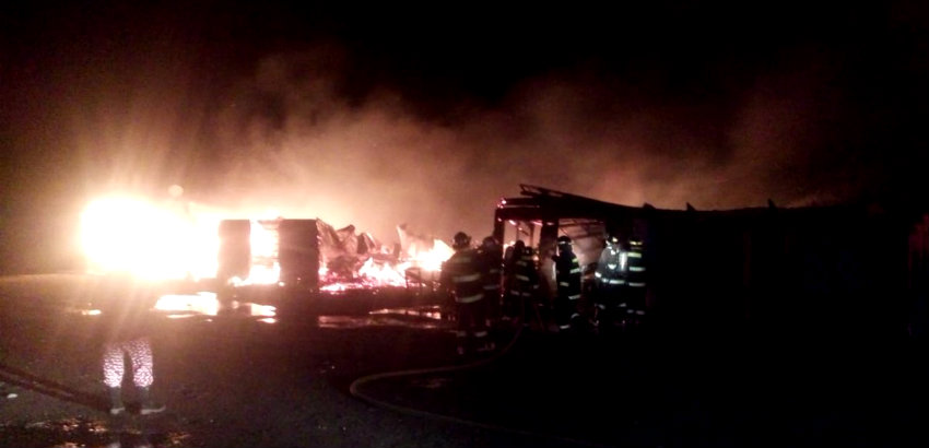 Incendio consumió al menos 10 cabañas en Cañete - Diario Concepción