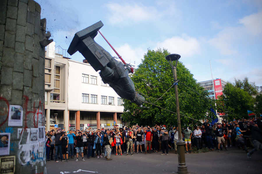 Manifestantes derribaron estatua de Pedro de Valdivia en Plaza Independencia de Concepción - Diario Concepción