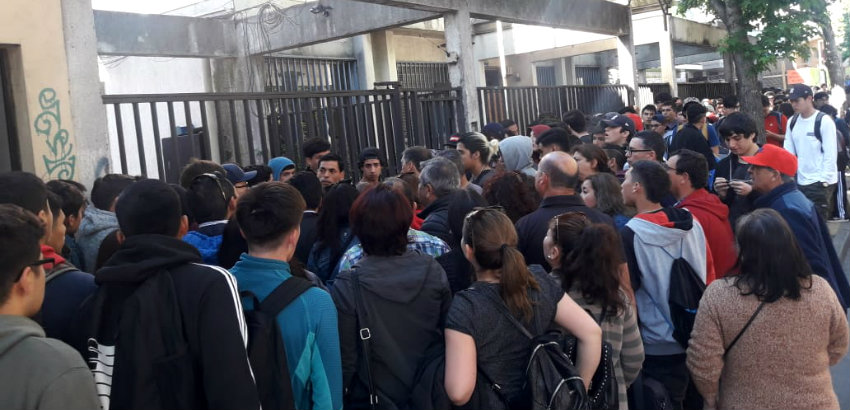 Cientos de jóvenes acuden a cantón de reclutamiento en Concepción para evitar Servicio Militar - Diario Concepción