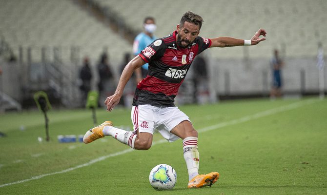 Huaso titular!🤪⚫🔴🔥 Mauricio Isla sigue su travesía en tierras brasileñas  y hoy nuevamente irá desde el inicio. El Flamengo recibe a…