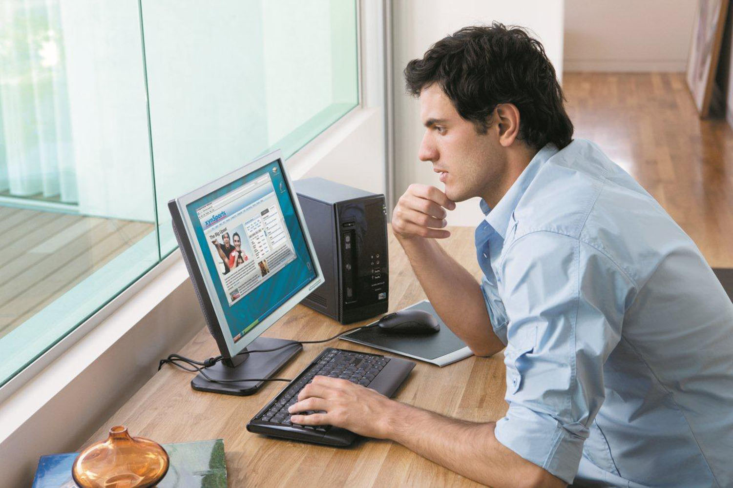 Internet people. Человек за компьютером. Компьютер и человек. Человек сидит за компьютером. Сидит за компьютером.