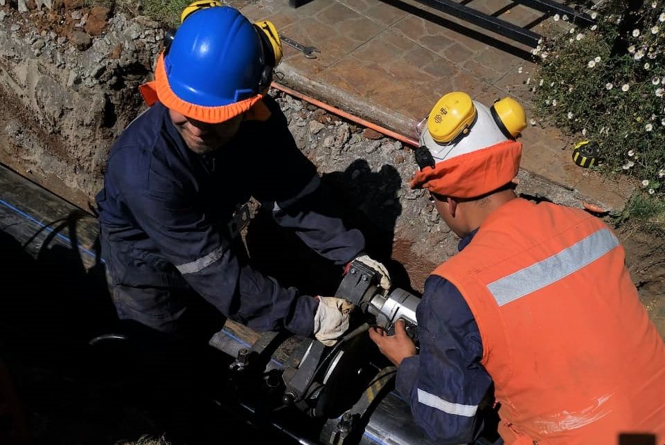 Falla en cañería deja sin agua a vecinos de Las Higueras en Talcahuano