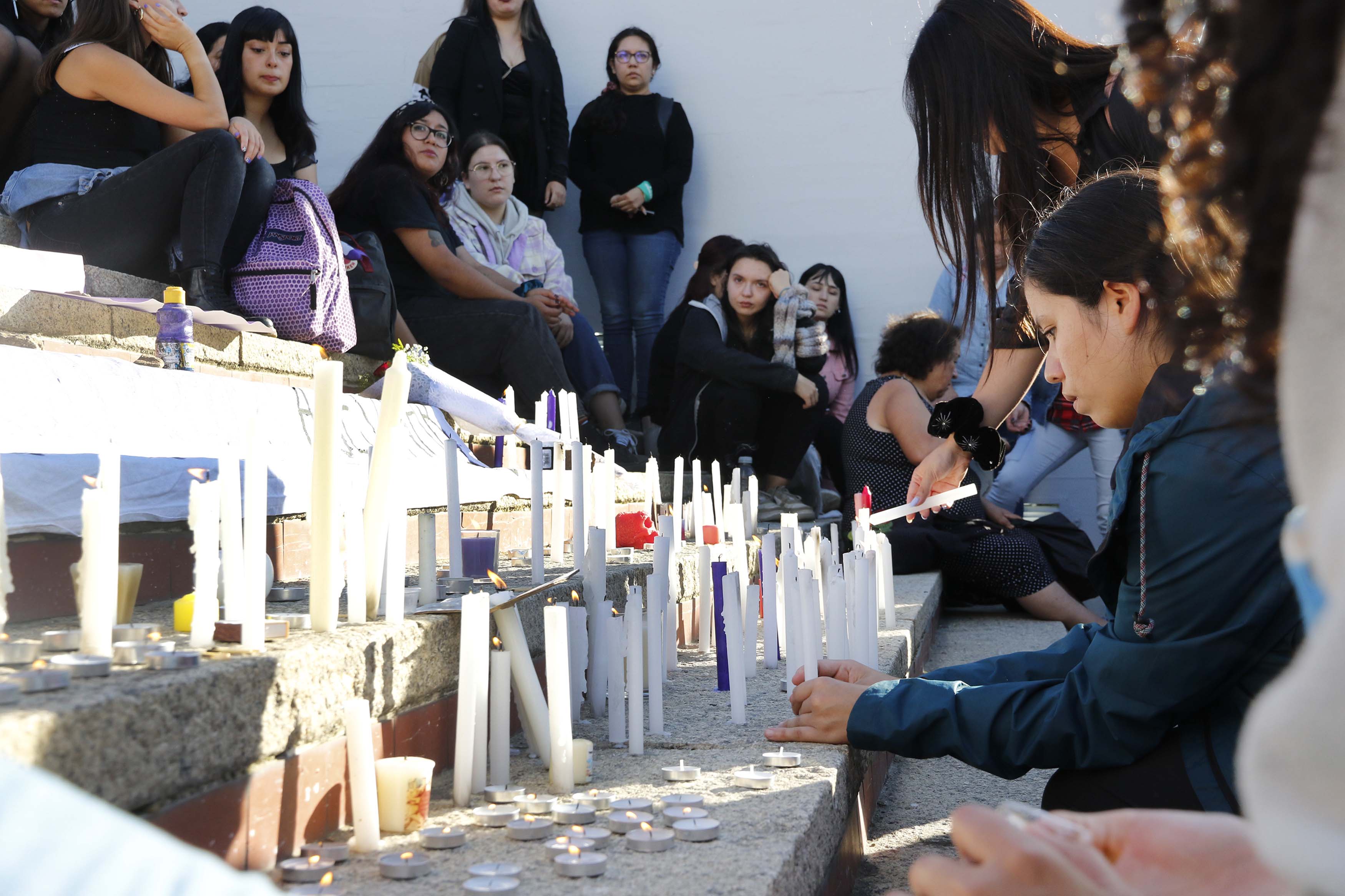 Velatón Por Femicidio De Alumna Udec Congregó A Cientos De Personas En El Foro 9663