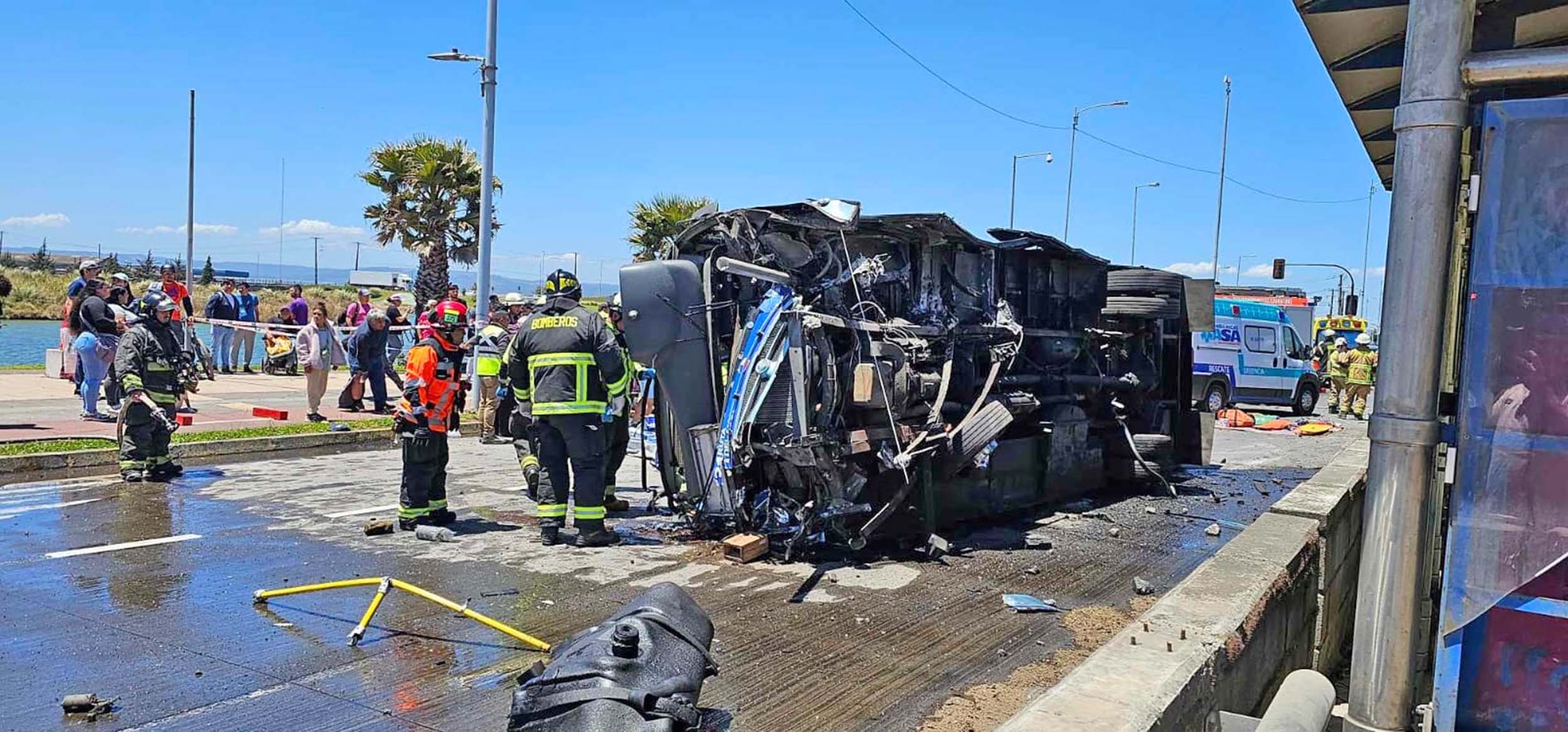 Colisión Deja Un Taxibus Volcado Y 35 Heridos En Talcahuano