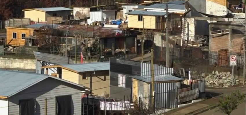 En su visita a Punta de Parra, el Ministro Poduje anuncia terreno para proyectar 320 viviendas para familias afectadas por incendios