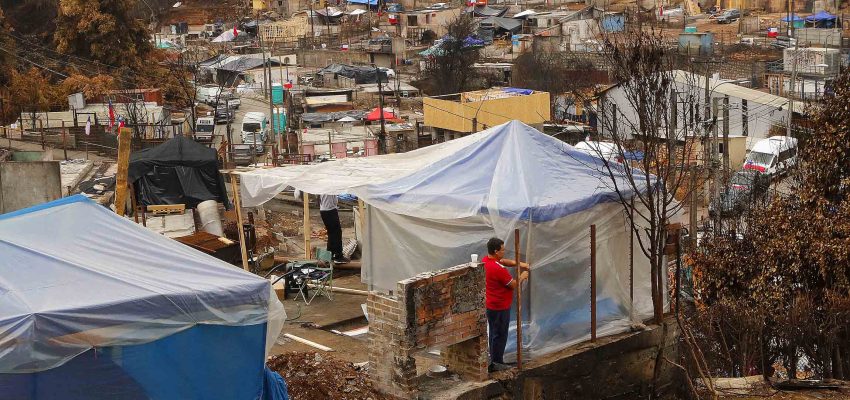 Coordinan medidas preventivas ante el invierno en zonas afectadas por incendios en Penco y Lirquén