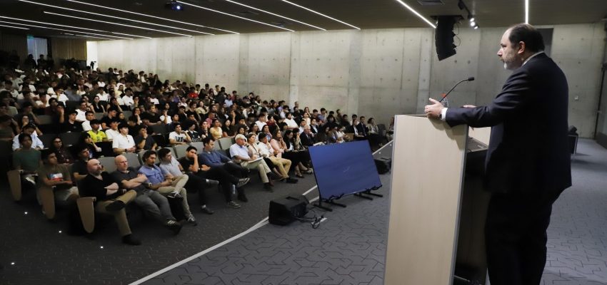 Ministro Rau analiza escenario laboral y advierte desafíos en empleo juvenil
