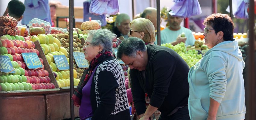 Personas mayores advierten duro impacto por alza de combustibles: “Ya no hay más de dónde ajustar”
