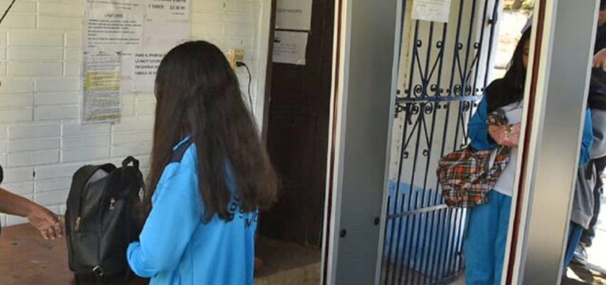 Preparan nueva norma que permitiría uso de pórticos en colegios