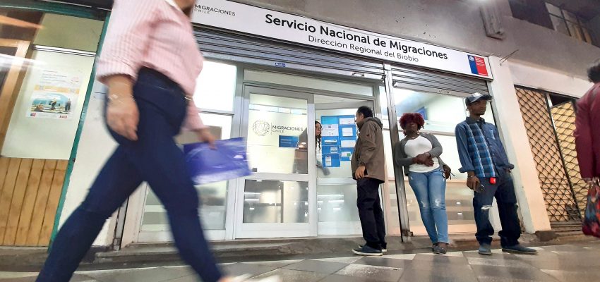 Razones humanitarias y orden contraponen opiniones sobre acceso a servicios sociales para migrantes