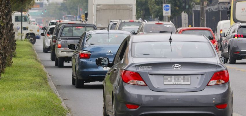 Alza de los combustibles: especialistas detallan eficiencia de vehículos diésel, bencineros y eléctricos