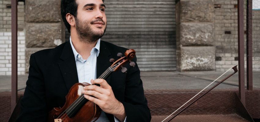 Violinista Bastián Loewe debuta junto a la Sinfónica UdeC en concierto de cámara “Sombras y Alas”