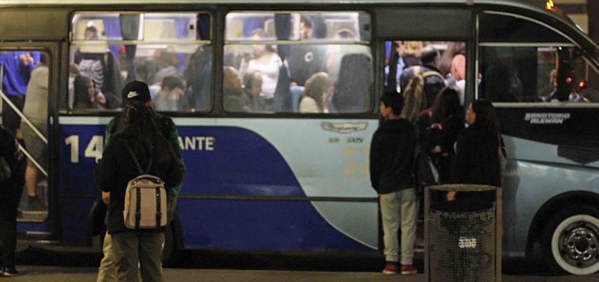 Menos autos, más micros llenas: la percepción en el Gran Concepción tras el alza de los combustibles