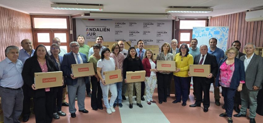 Entregan equipos electrónicos a establecimientos educacionales de Andalién Sur