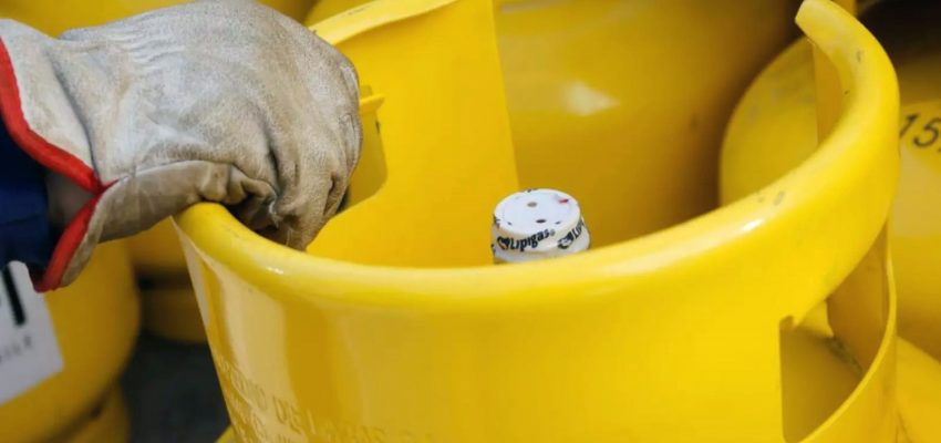 Municipalidades piden evaluar otra vía para entregar vales de gas anunciados por el Gobierno