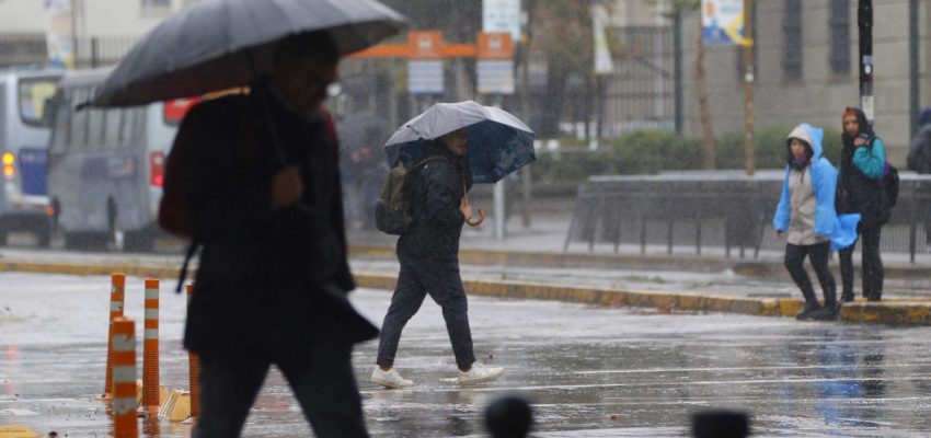 Pronostican entre 20 y 40 mm de lluvia en Biobío: sistema frontal llega con vientos intensos