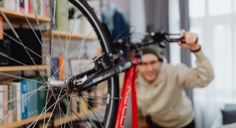 Pedaleando-bajo-lluvia-en-Concepci%C3%B3n-ofrecer%C3%A1n-revisi%C3%B3n-y-reparaci%C3%B3n-gratuita-de-bicicletas_1-480x260.jpg