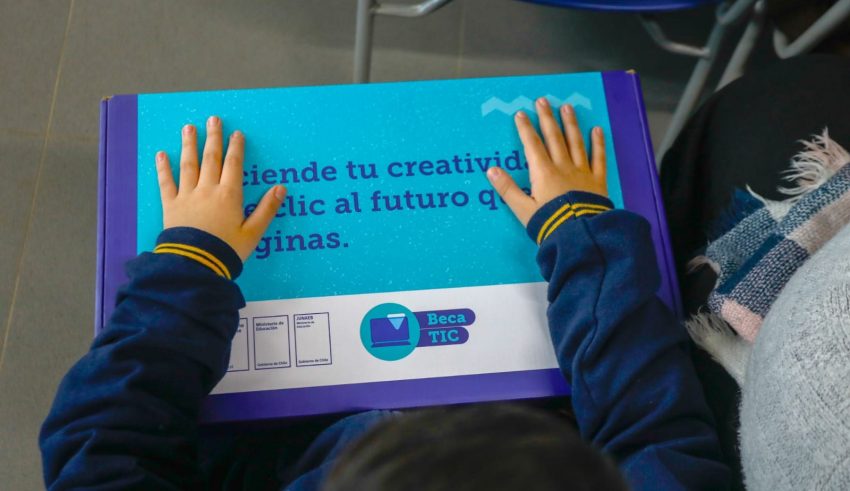 Junaeb reparte más de 600 equipos portátiles a alumnos en Concepción