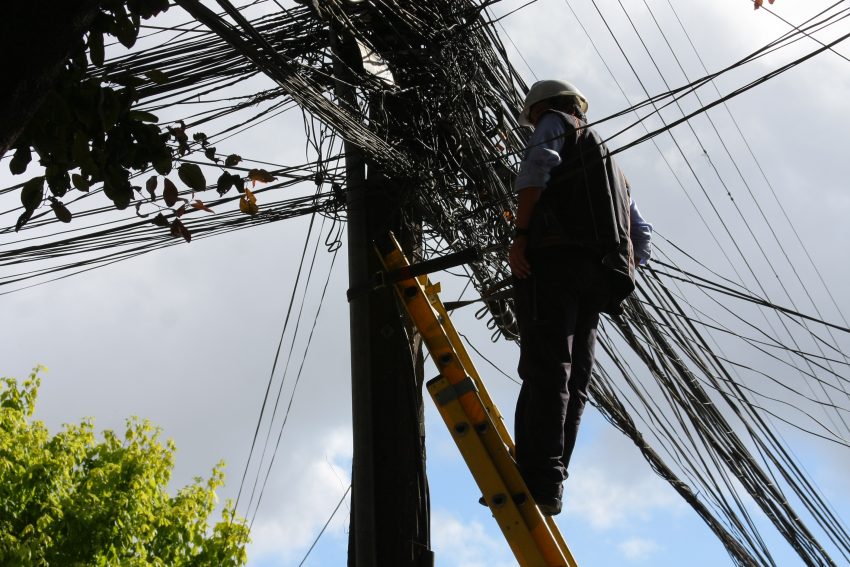 Alcalde de Santa Juana exige multas y compensaciones por una semana sin luz