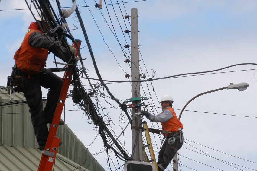 Sernac exige pagos a eléctricas por apagones tras sistema frontal
