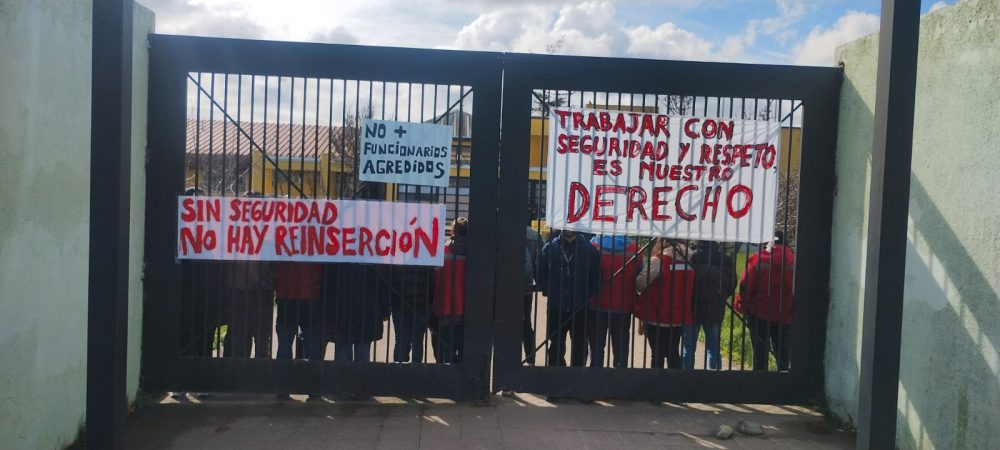 Trabajadores de centro de menores en Coronel inician movilización por grave ataque