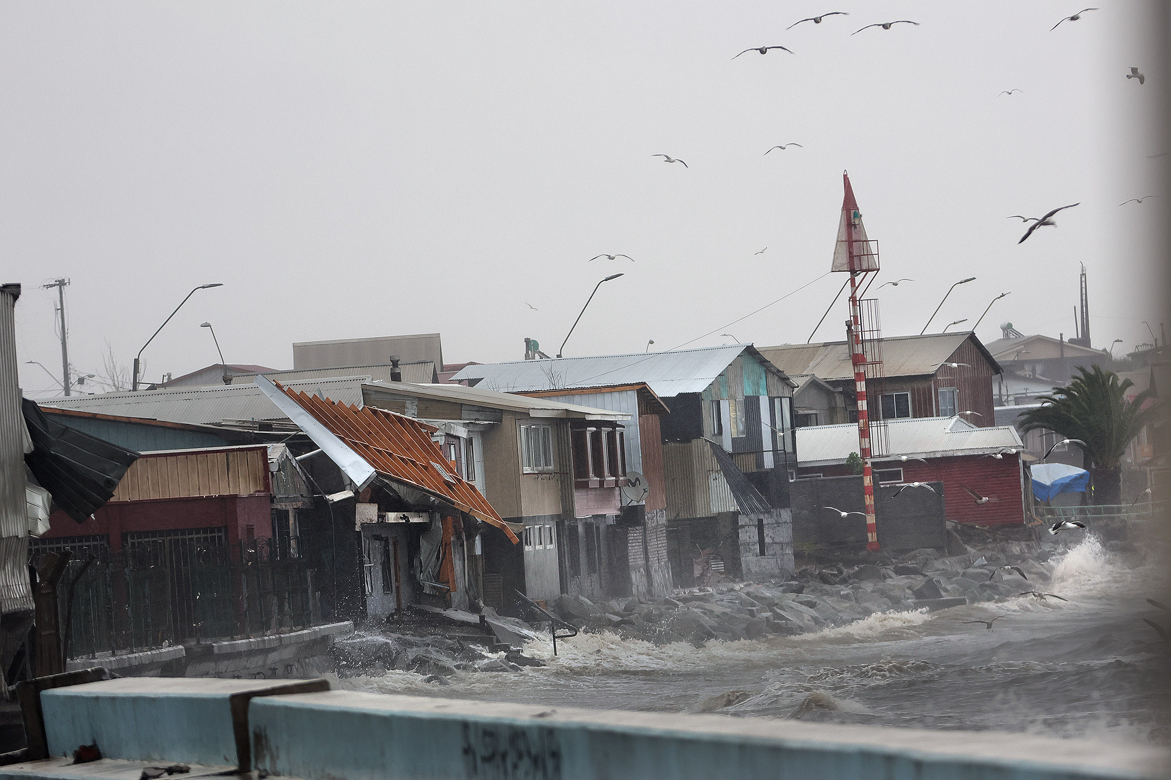 Sistema frontal provoca alertas rojas y evacuaciones masivas en diversas regiones de Chile